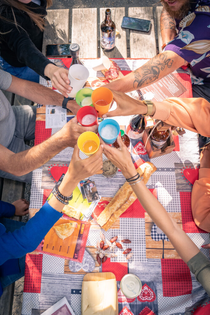 amis trinquent pour l'apéro en jouant à l' escape game apéro béziers