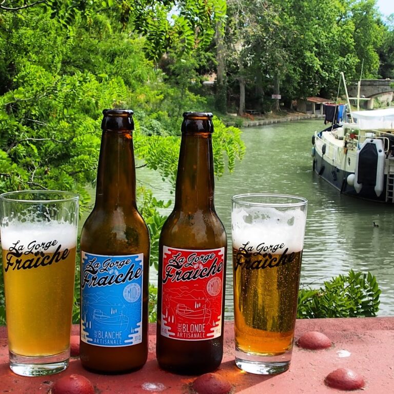 bière blanche et bière blonde de la gorge fraîche au bord du canal du midi quai port neuf béziers